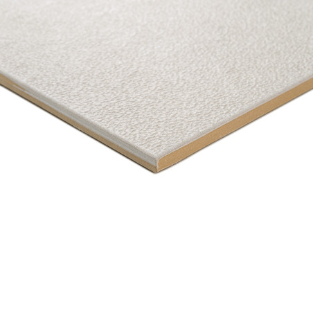 Un azulejo rectangular presenta una superficie texturizada de color gris claro con un borde liso de color beige, que descansa so