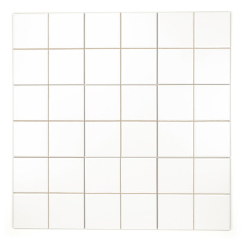 Azulejo cerâmico branco dividido em quatro quadrados iguais por finas linhas de reboco bege, criando um design simples e minimal