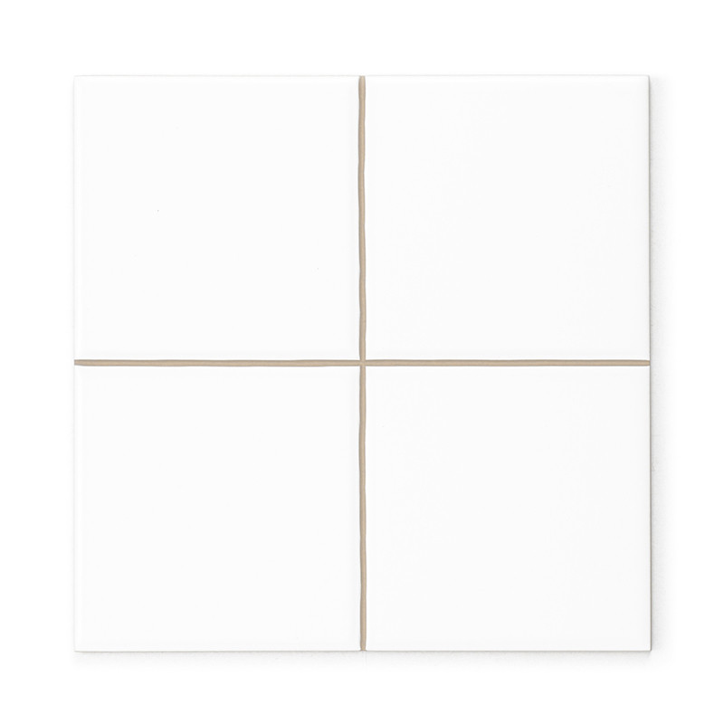 Azulejo cerâmico branco dividido em quatro quadrados iguais por finas linhas de reboco bege, criando um design simples e minimal