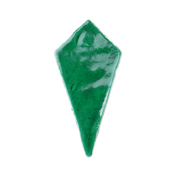 Carreau de terre cuite vert en forme de losange allongé, scintillant d'une finition brillante, isolé sur un fond blanc uni.