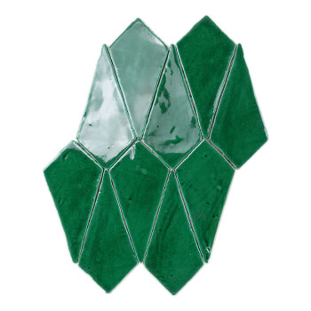 Carreau de terre cuite vert en forme de losange allongé, scintillant d'une finition brillante, isolé sur un fond blanc uni.