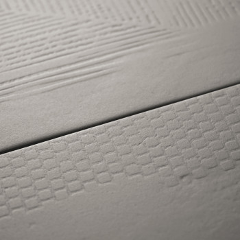 El azulejo presenta texturas sutiles y lineales y patrones a cuadros, creando un diseño minimalista. Descansa en un ambiente sua