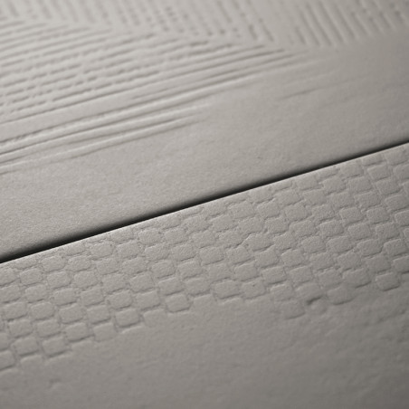 El azulejo presenta texturas sutiles y lineales y patrones a cuadros, creando un diseño minimalista. Descansa en un ambiente sua