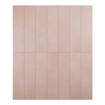 Le carreau rose rectangulaire, orienté verticalement, présente une surface lisse et uniforme sur un fond blanc uni.