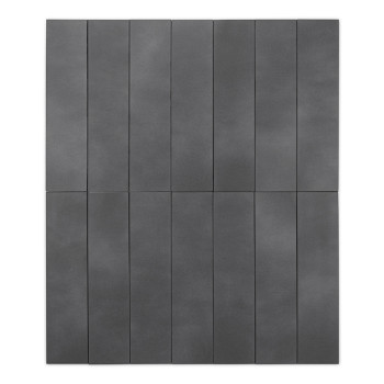 Una loseta gris larga y rectangular yace plana, mostrando una superficie lisa y sólida sin marcas visibles, sobre un fondo blanc