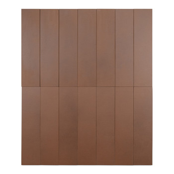 Un azulejo largo, rectangular, de color marrón rojizo yace plano sobre un fondo blanco liso, mostrando su textura de superficie 