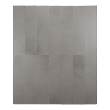 Un azulejo gris largo, rectangular, descansa verticalmente sobre un fondo blanco, enfatizando su superficie lisa y su diseño min