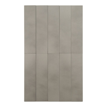 Un azulejo largo, rectangular, de color gris claro, colocado verticalmente sobre un fondo blanco liso, que sugiere simplicidad y