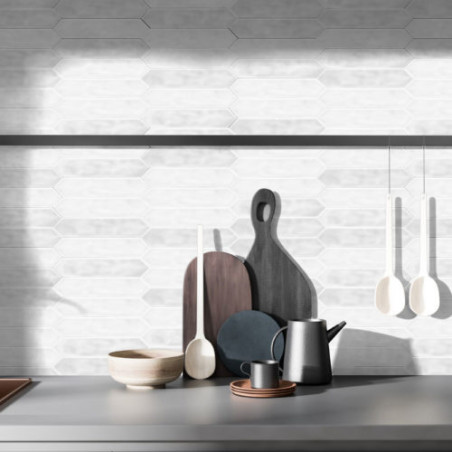 Diversos itens de cozinha, incluindo tábuas de corte, tigelas, um bule de chá e conchas suspensas, dispostos em um balcão encost