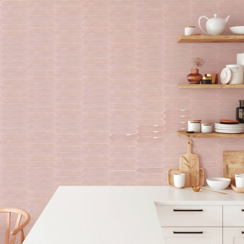 Ladrilhos hexagonais rosa formam um backsplash decorativo, realçando uma cozinha com prateleiras de madeira contendo louças e tá