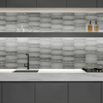 Uma cozinha moderna apresenta azulejos hexagonais alongados como backsplash, com torneira e pia em preto fosco, sob iluminação a