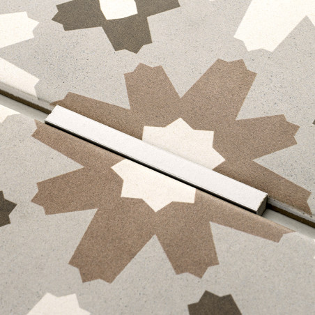 Tegels met een geometrisch sterpatroon, elk in beige- en bruintinten, worden bij elkaar geplaatst, waardoor een naadloos decorat