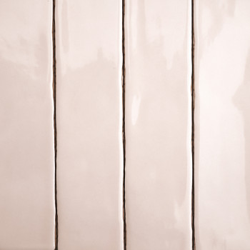 Cuatro azulejos rectangulares de color beige brillante alineados verticalmente con líneas finas y oscuras de lechada los separan