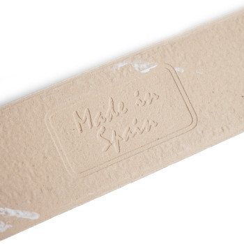 Une pièce en carton rectangulaire, gravée « Made in Spain », repose à plat sur une surface blanche, affichant la texture et le s