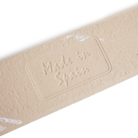 Une pièce en carton rectangulaire, gravée « Made in Spain », repose à plat sur une surface blanche, affichant la texture et le s