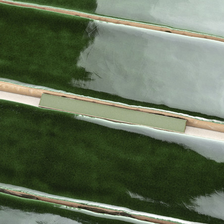 Les carreaux verts brillants et allongés reposent horizontalement avec des surfaces lisses et réfléchissantes, séparées par de f