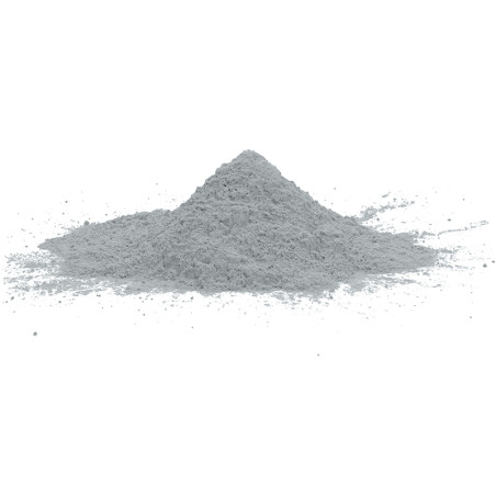 Een klein hoopje fijn, grijs poeder rust op een effen wit oppervlak, dat qua textuur lijkt op cement of hars.