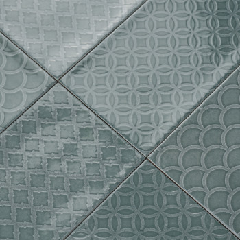 Una colección de azulejos verdes muestra patrones geométricos, que incluyen círculos, diamantes y vieiras, creando una superfici