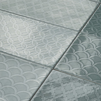 Los azulejos rectangulares muestran variados patrones en relieve (círculos, escamas y diseños en forma de cuadrícula) en un mate