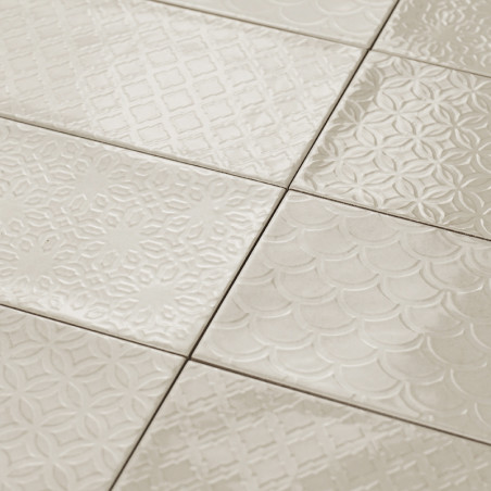 Os ladrilhos cerâmicos apresentam vários padrões geométricos em relevo, planos e perfeitamente interligados, criando uma superfí