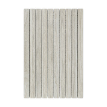 Carreau rectangulaire beige clair, comportant des lattes verticales étroites. Le carreau imite une texture de bois, créant une a