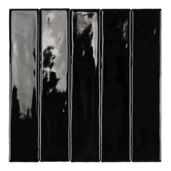 Un carreau noir brillant et rectangulaire se dresse verticalement, réfléchissant la lumière sur sa surface, sur un fond blanc un