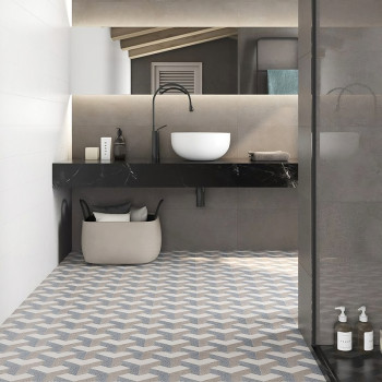 Les carreaux hexagonaux créent un motif géométrique sur le sol de la salle de bain, contrastant avec le décor élégant et moderne