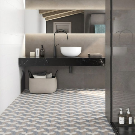 Les carreaux hexagonaux créent un motif géométrique sur le sol de la salle de bain, contrastant avec le décor élégant et moderne