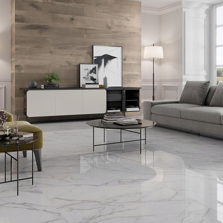 Ladrilhos de mármore branco brilhante cobrem o chão, refletindo a luz em uma moderna sala de estar com sofá cinza e detalhes em 