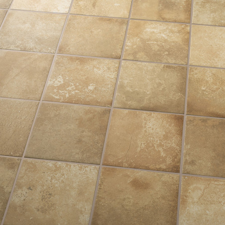 Les carreaux carrés beiges forment un motif de grille avec des marbrures subtiles, créant un aspect de pierre naturelle pour une