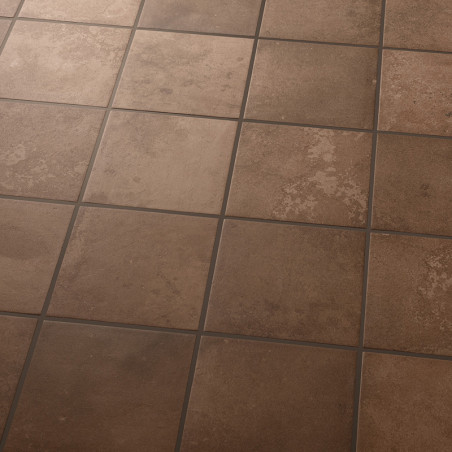 Los azulejos de cerámica marrón forman un patrón de cuadrícula, mostrando texturas y variaciones sutiles. Se colocan de manera u