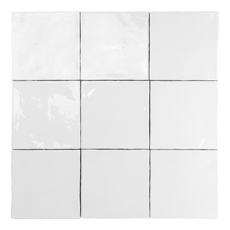 Neun glänzend weiße quadratische Fliesen sind in einem Drei-mal-Drei-Raster angeordnet und bilden ein minimalistisches und klare