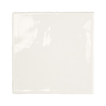 Eine glänzende, cremefarbene Keramikfliese liegt zentriert, reflektiert Licht und hat saubere Kanten. Es steht auf einem schlich