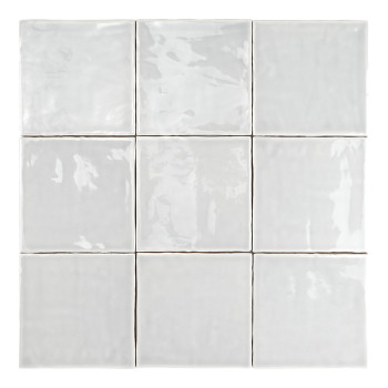 Um ladrilho cerâmico branco liso e brilhante fica plano, refletindo a luz sutilmente, cercado por um fundo branco uniforme.