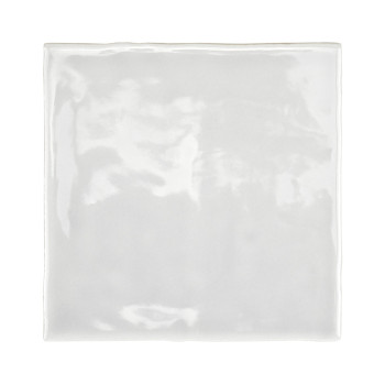 Um ladrilho cerâmico branco liso e brilhante fica plano, refletindo a luz sutilmente, cercado por um fundo branco uniforme.