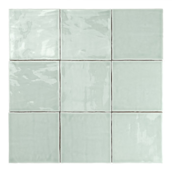 Um ladrilho quadrado verde claro, liso e brilhante reflete a luz sutilmente, exibindo uma estética minimalista e moderna em um a