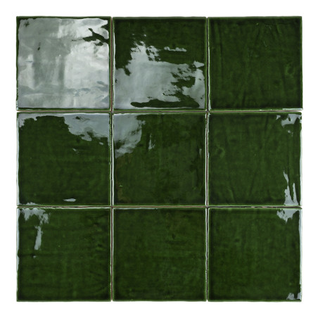 Nueve azulejos de cerámica de color verde oscuro brillante con reflejos desiguales están dispuestas en una cuadrícula de tres po
