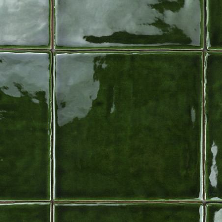 Los azulejos de cerámica de color verde brillante reflejan la luz, dispuestas en forma de cuadrícula, creando una superficie lis