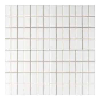 Les carreaux rectangulaires blancs forment un motif de grille, chacun séparé par de fines lignes de coulis beiges, créant une ap