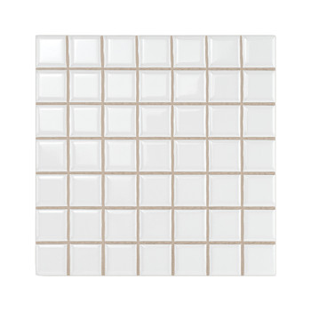 Los azulejos de cerámica blanca forman un patrón de cuadrícula, cada Azulejo ligeramente elevada, creando una superficie texturi