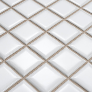 azulejos cerámicos cuadradas dispuestas en forma de diamante con superficies elevadas, creando un efecto tridimensional texturiz
