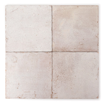 Un carreau de céramique carré présente une surface texturée et patinée avec un mélange de tons beiges et gris subtils, ressembla