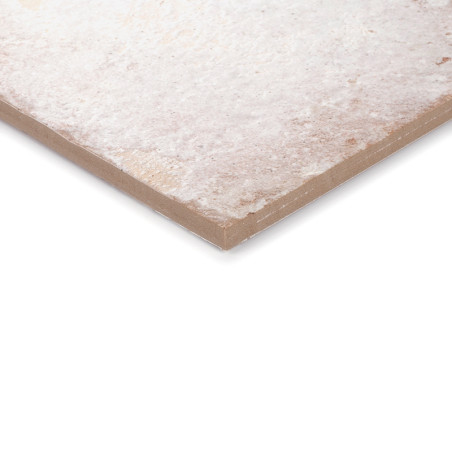 Un carreau de céramique carré beige au fini mat légèrement texturé, posé sur un fond blanc, mettant en valeur son épaisseur et s