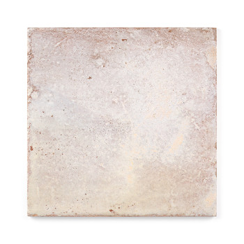 Un azulejo cerámico cuadrada presenta una superficie texturizada y desgastada con una mezcla de tonos beige y grises sutiles, qu