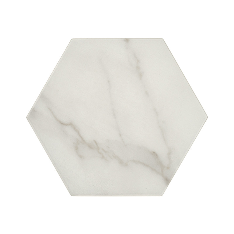 Carreau de marbre hexagonal aux veines grises douces, reposant sur un fond blanc, évoquant une esthétique épurée et moderne.