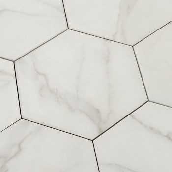 Les carreaux de marbre hexagonaux forment un motif imbriqué avec de subtiles veines grises, créant une surface élégante et conti