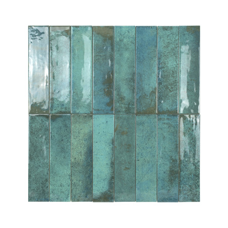 Los azulejos cerámicos rectangulares de color verde y azul muestran una superficie brillante y algunas reflejan la luz. Dispuest