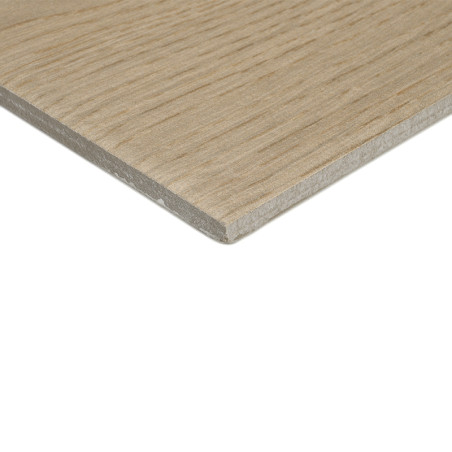 Un carreau de céramique carré beige avec une subtile texture de grain de bois repose sur un fond blanc uni, mettant en valeur se