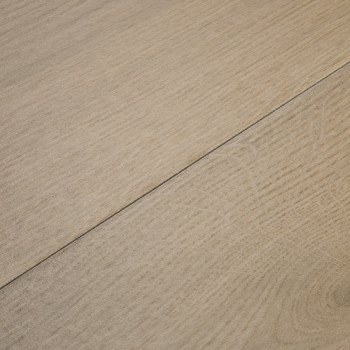Planche de bois au fini beige clair, présentant des motifs de grain subtils. Il repose à plat à côté d’une autre planche, créant