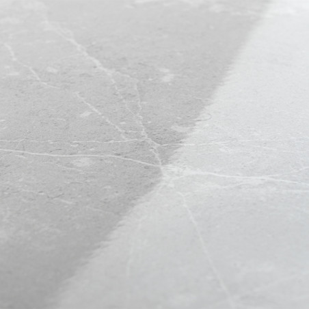 Carreau de céramique gris. la surface présente de fines veines blanches. la finition brillante rehausse une texture lisse. situé
